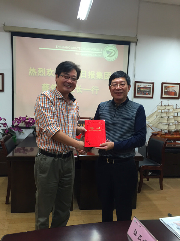 1444807470429414.jpg 嘉兴日报报业传媒集团党委书记社长蔡伟达一行来校交流 (3).jpg
